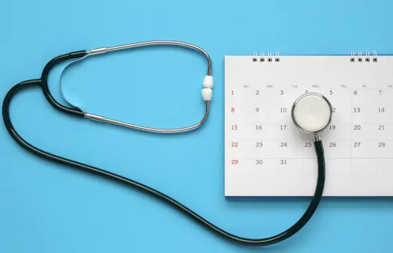 Stetoskop leżący na kalendarzu